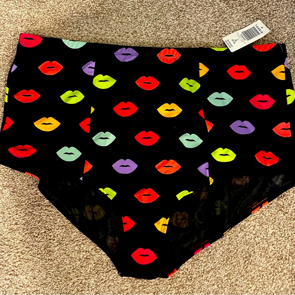 💋NWT TORRID SWIM BOTTOM HIGH WAIST STAPPY LIPS KISS SWIM BRIEF - Plus Size